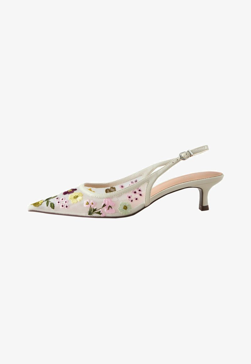 Beżowy sandał na niskim obcasie typu kitten heel, z wąskim noskiem, cholewką z siateczki z kwiatowym haftem oraz regulowanym paskiem z klamrą.