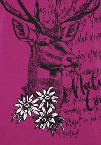 Tissu magenta avec une illustration de cerf noir aux bois détaillés, entouré de fleurs blanches et de texte éparpillé en police noire.