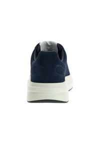 Sneaker blu scuro con suola bianca visto da dietro su uno sfondo bianco, evidenziando i dettagli del tallone e dell'imbottitura.