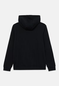 Μαύρη κουκούλα με καγκουρό τσέπη, ρυθμιζόμενη κουκούλα και ριμπ μανσέτες. Φτιαγμένη από μαλακό, υφασμάτινο βαμβακερό μείγμα.