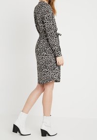 Vero Moda Tall Košilové šaty - beige