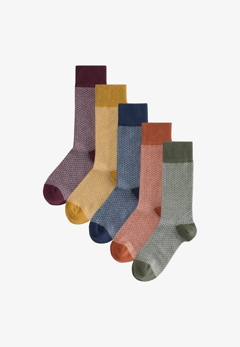 Zestaw pięciu skarpet w różnych kolorach: burgundowym, musztardowym, granatowym, terakotowym i oliwkowym. Posiadają żebrowane wykończenia i teksturowane wzory.