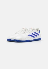 adidas Performance COPA PURE 2 CLUB IN - Botines de fútbol sala - footwear white/lucid blue/solar red