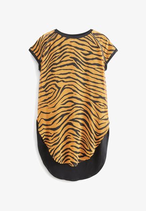Koszulka z krótkim rękawem z pomarańczowym i czarnym wzorem w paski tygrysa, z czarnym zaokrąglonym dołem i dekoracyjnymi ćwiekami na ramionach.