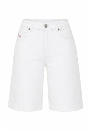 Pantalones cortos de mezclilla blancos de cintura alta con botón frontal, trabillas para cinturón y bolsillos, con un ajuste ligeramente holgado hasta la rodilla.