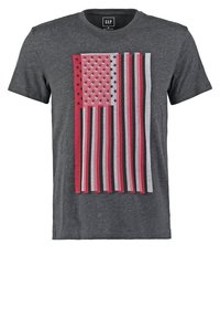 Camiseta de algodón gris con un gráfico de la bandera americana en rojo, blanco y azul, con estrellas y franjas, de mangas cortas y cuello redondo.