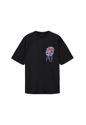 Černé tričko s krátkým rukávem s předním grafickým designem v modré a červené barvě, který připomíná kapající barvu. Vyrobeno z bavlněného materiálu.