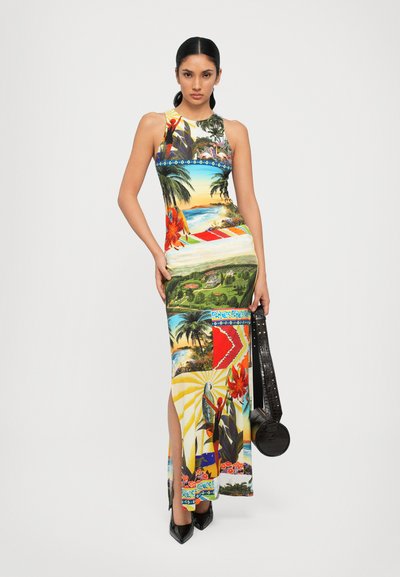 Rochie maxi dintr-un material elastic, cu un imprimeu tropical vibrant ce include palmieri și flori, cu fante înalte pe lateral și o siluetă ajustată.