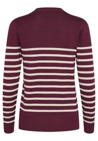 Burgundy pulóver fehér vízszintes csíkokkal, bordás nyakkivágással és szegéllyel, hosszú ujjal, sima textúrával és közepes hosszúságú fazonnal.