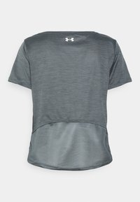 Grå tränings t-shirt med korta ärmar, med en texturerad övre del och en mesh-nedre panel, prydd med en liten logotyp på baksidan.