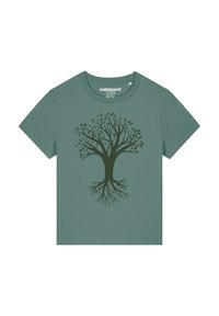 Grünes Baumwoll-T-Shirt mit einem dunkelgrünen Baumdesign, das Äste und Wurzeln zeigt, kurzen Ärmeln und einem Rundhalsausschnitt.