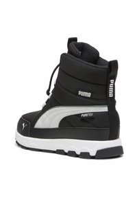 Botas de invierno negras con acabado texturizado, detalles en gris, tobillo acolchado y suela blanca. Presenta la marca "PUMA" y "PURETEX".