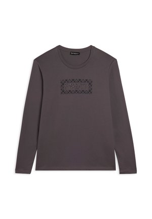 T-shirt a maniche lunghe di cotone grigio scuro con un collo rotondo e un logo nero testurizzato sul davanti all'interno di una cornice rettangolare.