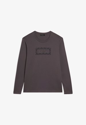 Camiseta de algodón de manga larga, gris oscuro, con un cuello redondo y un logo negro texturizado en la parte delantera dentro de un contorno rectangular.