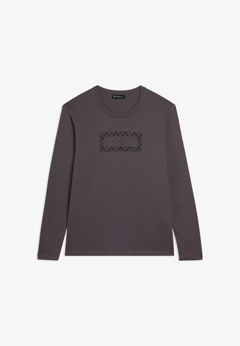 Camiseta de algodón de manga larga, gris oscuro, con un cuello redondo y un logo negro texturizado en la parte delantera dentro de un contorno rectangular.
