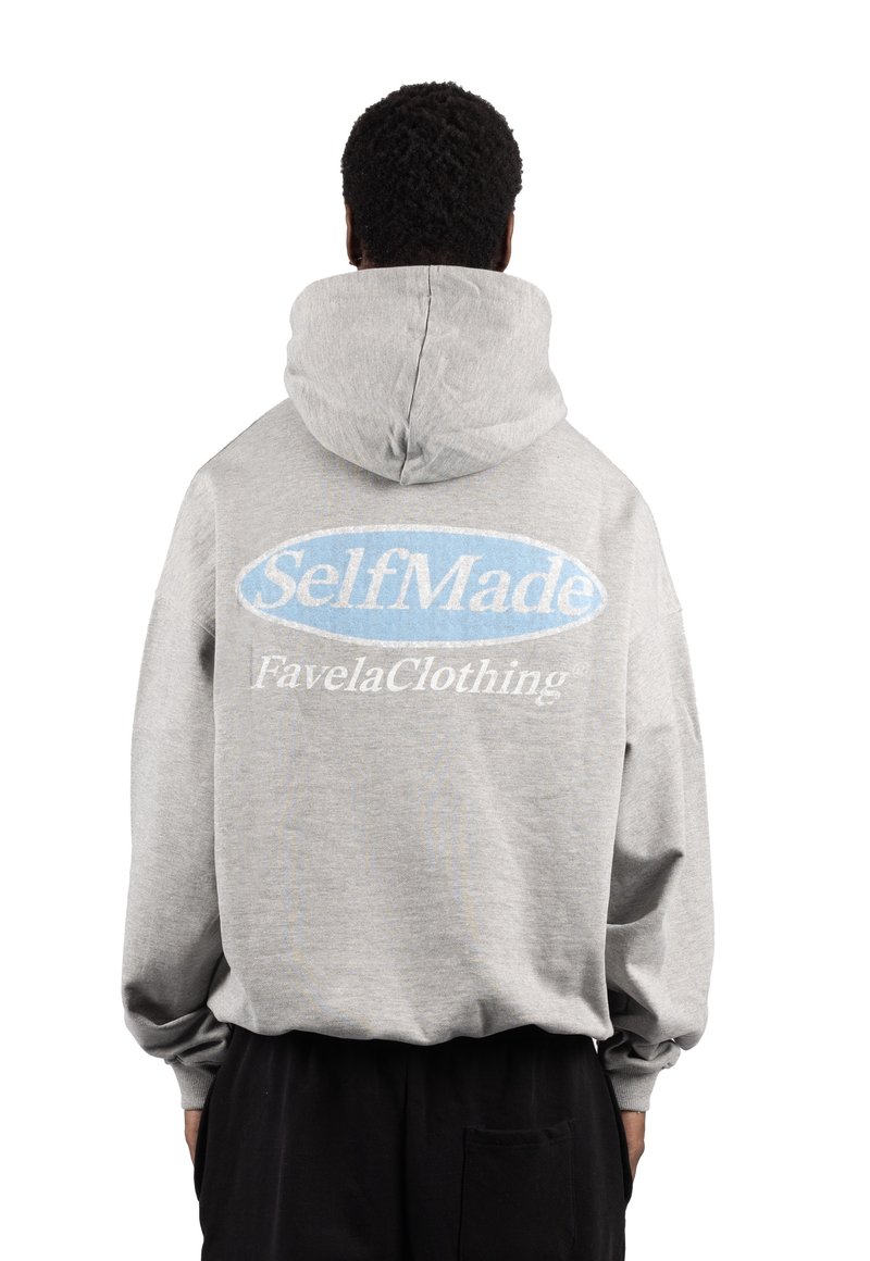 Personne de dos, portant un sweat à capuche gris avec "SelfMade" et "FavelaClothing" imprimés en blanc et bleu au dos.