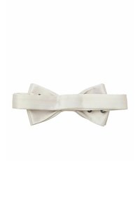 Hvid satin butterfly med en glat tekstur, der har en central knude og justerbar rem, designet til formelle lejligheder.