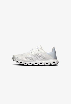 Chaussure de sport blanche avec tige en mesh, design à lacets, col rembourré et semelle distinctive en forme de nuage. Présente des accents gris subtils.