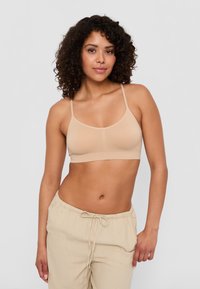 Beige, sömlös bralette med tunna axelband och rundad halsringning. Mjuk, elastisk tyg som är utformat för att ge lätt stöd och komfort.