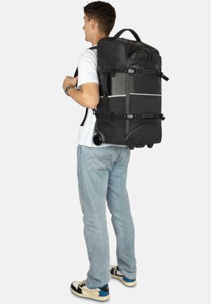 Schwarzer Rucksack mit Rollen und strukturiertem Design, mit einem Tragegriff oben, verstellbaren Riemen und mehreren Fächern, ausgestattet mit einer eleganten, matten Textur.