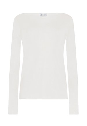 Chemise ajustée à col rond à manches longues blanche avec une petite étiquette en tissu au col sur un fond uni.