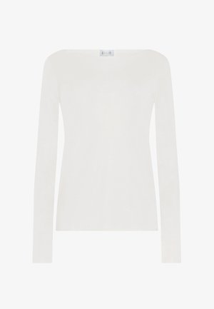 Witte lange mouwen passende crew neck shirt met een klein stoffen label bij de hals op een effen achtergrond.