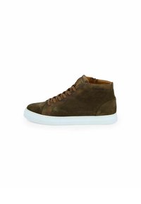 Baskets montantes en suède marron avec semelle en caoutchouc blanc, lacets marron et doublure intérieure. Présente un subtil surpiqûre et un design minimaliste.