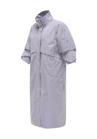 Svetlosivá nepremokavá bunda s vysokým golierom a stredne dlhými rukávmi, vybavená vreckami a zapínaním na gombíky na ramenách a rukávoch.