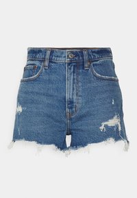 Pantalones cortos de mezclilla en azul medio, con una cintura alta, dobladillo desgastado y detalles deshilachados, cinco bolsillos y cierre de botón metálico.