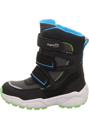 Schwarze wasserfeste Stiefel mit blauen Akzenten, grüner Sohle, Klettverschlussriemen, gepolstertem Kragen und strukturiertem Material, entworfen für den Außenbereich mit einer stabilen Form.