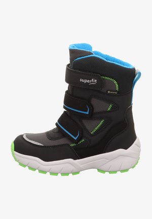 Zwarte waterproof laarzen met blauwe accenten, groene zool, klittenbandsluitingen, dikke kraag en gestructureerd materiaal, ontworpen voor buitengebruik met een stevige vorm.