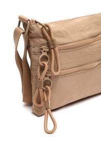 Borsa a tracolla in nylon beige con due tasche con zip, forma piatta, tracolla in tessuto e dettagli decorativi con cordino sulle zip. Finitura testurizzata.