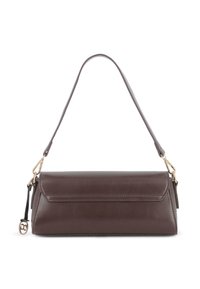 Bolso de piel rectangular de color marrón oscuro con una sola correa de hombro y herrajes en tono dorado, que cuenta con un pequeño charm de logo en el lado.