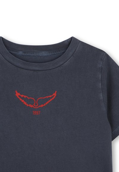 Μπλε σκούρο T-shirt με κόκκινο γραφικό από στυλιζαρισμένα φτερά και τον αριθμό 1997 τυπωμένο κάτω από το κέντρο του λαιμού μπροστά.