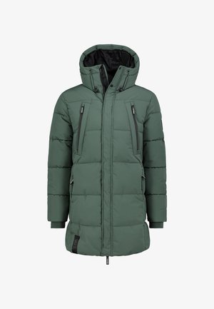 Groene gewatteerde jas met capuchon, voorzien van een ritssluiting, voorzakken en ribgebreide manchetten. Het ontwerp heeft een gewatteerde textuur en zwarte accenten.