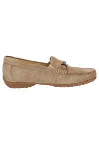 Beige Wildleder Slipper mit einem dekorativen metallischen Akzent, einer gesteppten Mokassin-Front, einem praktischen Slip-On-Design und einer Gummisohle für Traktion.
