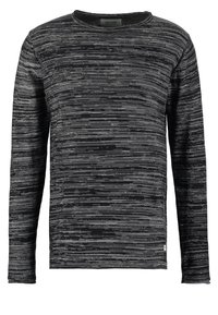 Chemise à manches longues noire et grise avec un motif rayé texturé, encolure ronde et poignets côtelés. Fabriquée à partir d'un mélange de tissus doux.