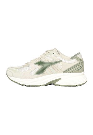 Zapatilla deportiva beige claro y verde con parte superior de malla y ante, cierre de cordones y suela gruesa acolchada diseñada para correr o caminar.