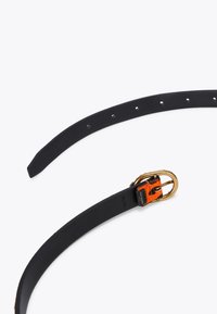 Czarny skórzany pasek z złotą klamrą i pomarańczowymi akcentami. Posiada otwory do regulacji oraz gładką fakturę, podkreślając minimalistyczny design.