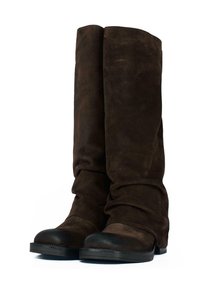 Brązowe zamszowe botki do kolan o luźnym kroju, teksturowanej powierzchni i zaokrąglonych czarnych gumowych noskach. Widoczna solidna czarna podeszwa.
