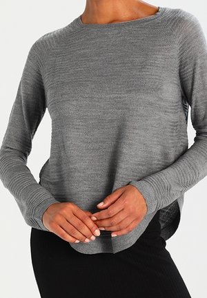 Maglione grigio a maglia con scollo rotondo, polsini a coste e spacchi laterali. Texture morbida e vestibilità comoda, adatto per un abbigliamento casual.