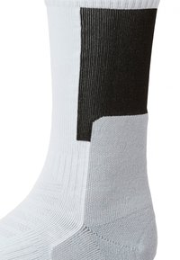 Calcetín deportivo blanco y gris que presenta un diseño rectangular negro, textura acanalada y refuerzos en el talón y la punta para mayor durabilidad.