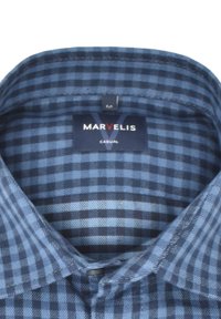 Blaumusterhemd mit einer Mischung aus dunklen und hellen Karomustern. Es hat einen klassischen Kragen und ein Etikett mit der Aufschrift "MARVELIS CASUAL, M."