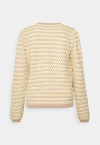 Svetr s pásky v pastelové růžové a žluté barvě. Vyrobený z pletené látky s kulatým výstřihem a dlouhými rukávy.