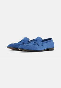 Blaue Wildleder-Ballerinas mit einer vorderen Schleifenakzent, runder Zehe und flachem Absatz, die eine glatte Textur und ein strukturiertes Design aufweisen.