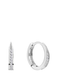 Srebrne kolczyki w kształcie kół z gładkim wykończeniem, z jednej strony ozdobione pojedynczym rzędem małych, przezroczystych kryształków dla dodatkowego blasku.