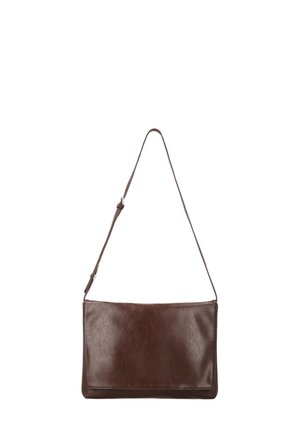 Obdélníková tmavě hnědá kožená taška přes rameno s nastavitelným tenkým popruhem a jednoduchým, hladkým předním povrchem.