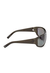 Gafas de sol polarizadas con un marco de plástico gris oscuro y brillante, diseño envolvente y lentes reflectantes. Presentan un logotipo en relieve en las patas.