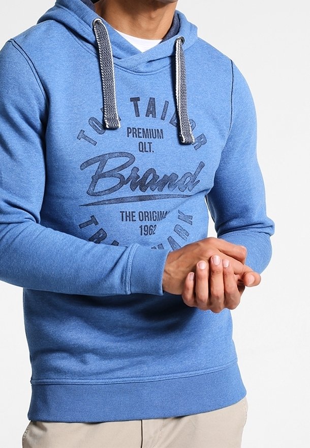 Blå hoodie i ett mjukt material, med en framgrafik i mörkare blått, snoddar och ribbade ärmslut och nederkant.