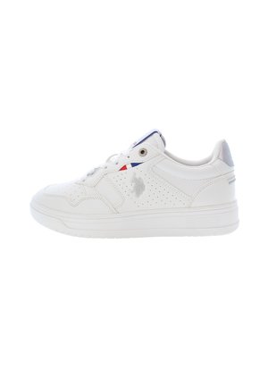 Hvid sneaker med perforeret design, snørelukning, struktureret sål, diskret logo på siden og blå og røde detaljer på tungen.